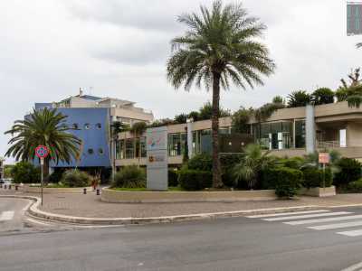 L�entrata dell�albergo si trova in via Cardinale Agostino Ciasca, strada sulla quale sorge anche Villa Camilla, struttura sportiva costruita nel 1990 